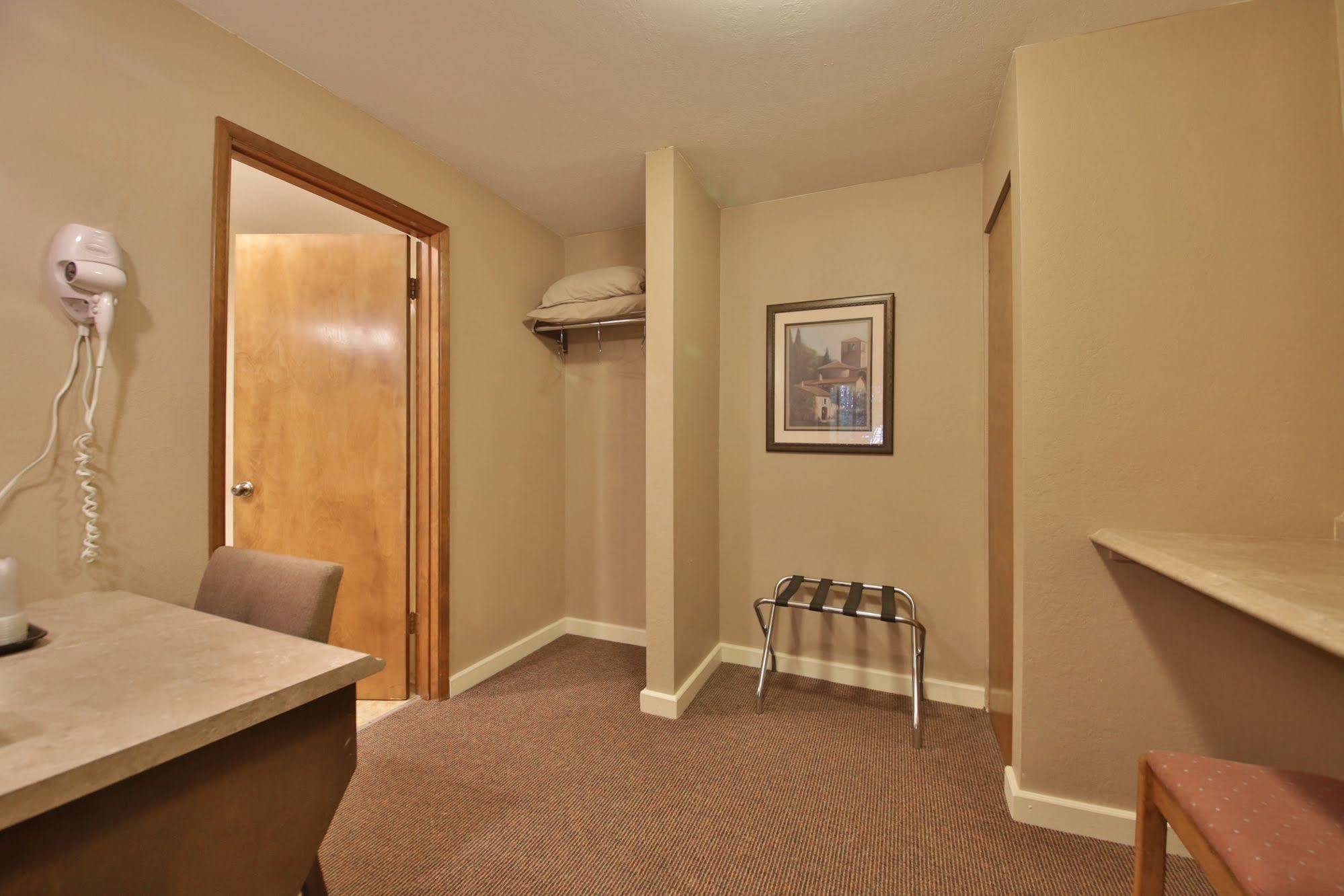 Harbor Inn Freeland Bagian luar foto