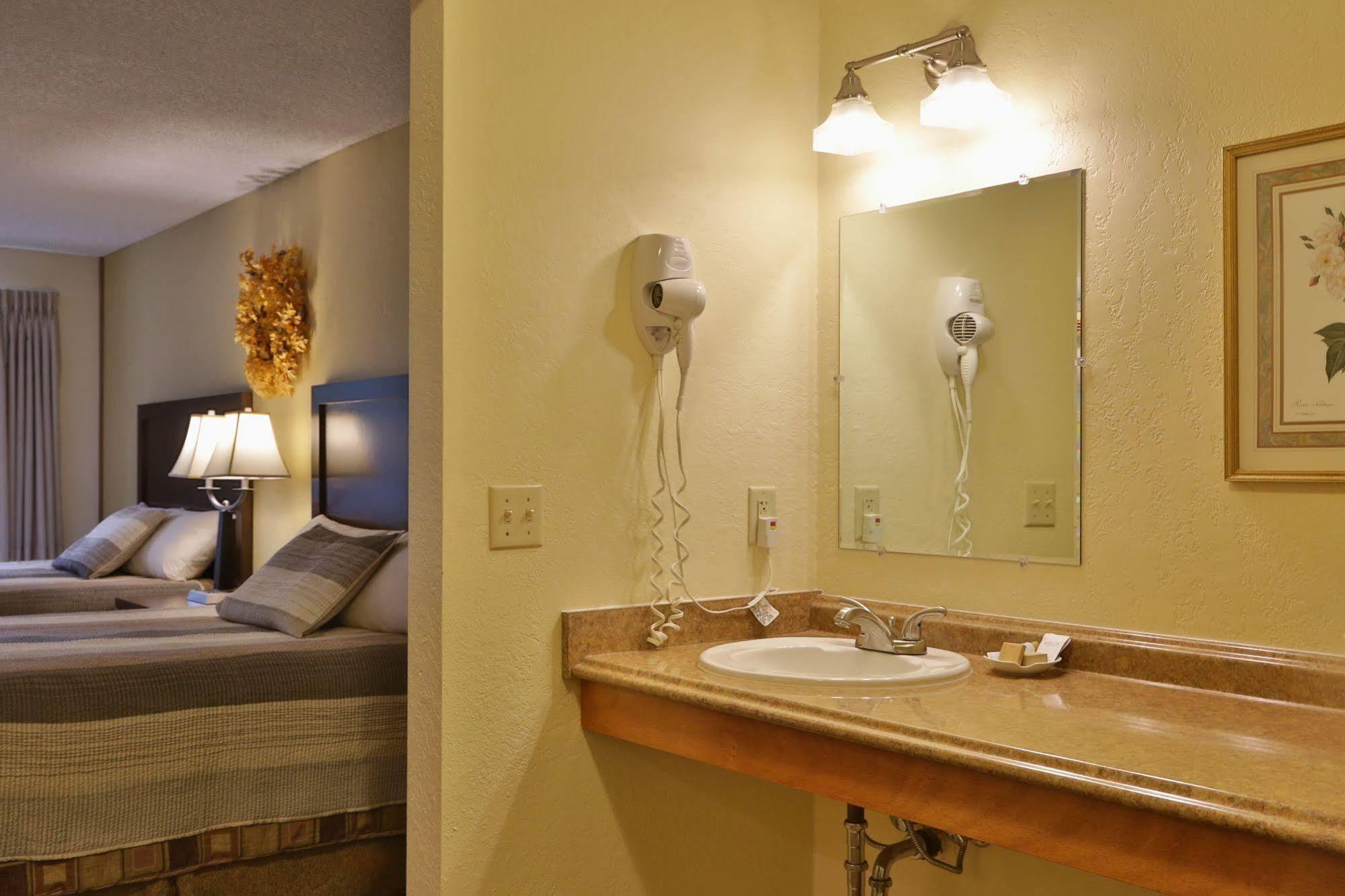 Harbor Inn Freeland Bagian luar foto